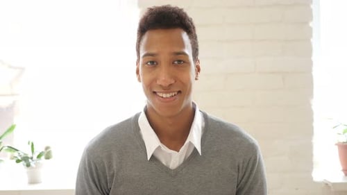 Lächelnder afrikanischer Mann