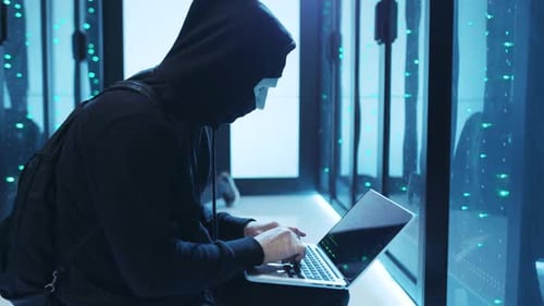 Ein Cyber-Eindringling hat ein Rechenzentrum mit einem Laptop infiltriert, um seine Pläne auszuführen
