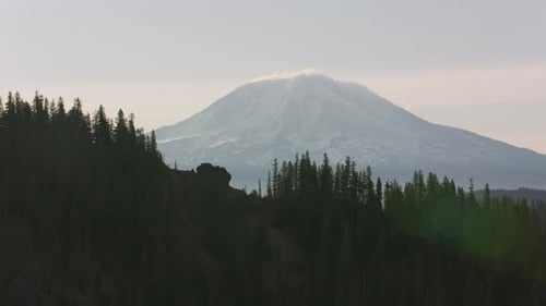 Mount Adams, Washington, alrededor de 2019. Vista aérea del monte Adams. Filmado desde un helicóptero con Cinefle
...
