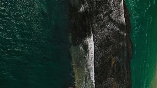 Vista aérea de las olas que chocan contra el arrecife de coral cerca de la costa costera