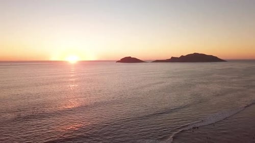 Genießen Sie den wunderschönen Sonnenuntergang am Meer in leuchtenden orangen und gelben Farben