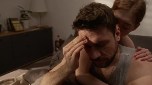 Gros plan : homme déprimé souffrant d'insomnie et de crises de panique, épouse embrassant