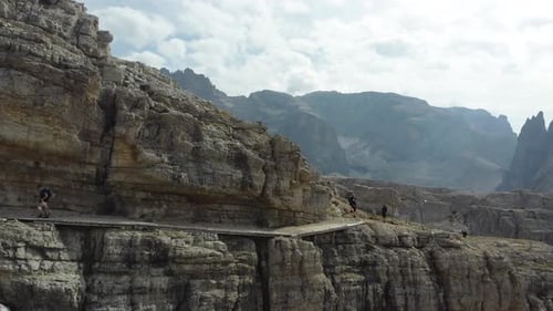 Ein einsamer Wanderer wandert über einen dramatisch und gefährlichen Weg, auf einer steilen Klippe im Bereich der
