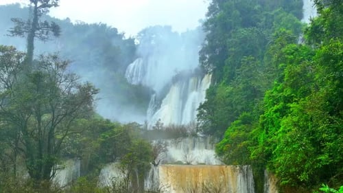 Wasserfall in einem wunderschönen Tropenwald.