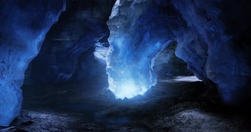 Explorando impresionantes formaciones de hielo en una cueva glacial durante el día
