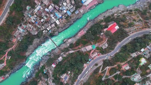 De superbes photos prises par Drone montrent Rudraprayag Sangam, qui fusionne Alaknanda et Mandakini.
