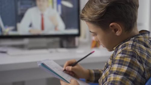 Elementary school student listening to lectures online.
