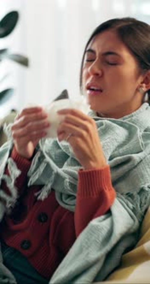 Malade, éternuement et femme dans le salon avec des mouchoirs, grippe et congestion due au froid pendant la saison des allergies