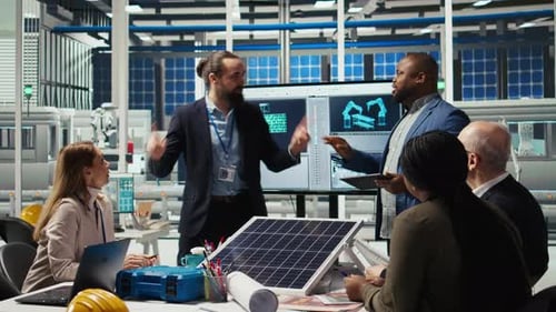 Empresários felizes na fábrica de painéis solares comemorando o aumento das vendas dançando