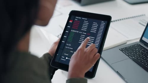 Mãos, tablet e mulher com negociação no mercado de ações, aplicativo fintech ou análise de dados para investimento