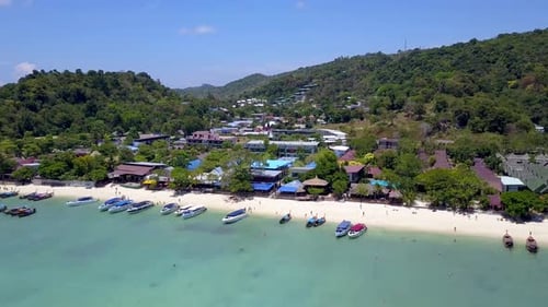 Wunderschöne Luftaufnahmen von Thailand. Atemberaubende Strände, Sonnenuntergänge, Inseln, Boote und Ausblicke.