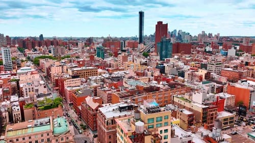 Antigos edifícios residenciais da moderna Nova York, EUA. Estilo de vida agitado da metrópole. Vista aérea
.