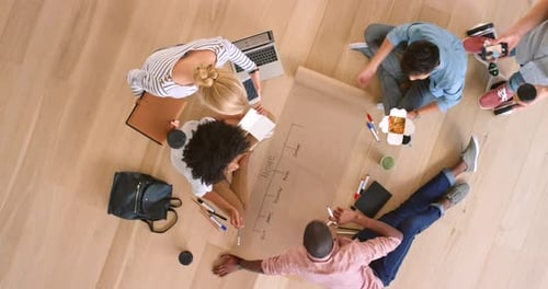 Pessoas criativas, iniciantes e de design que planejam, escrevem e discutem o gerenciamento do cronograma do fluxo de trabalho