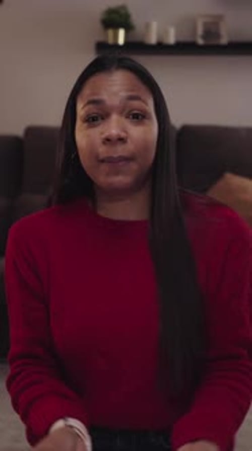 Punto de vista de una joven afroamericana que da un tutorial en línea hablando y explicando