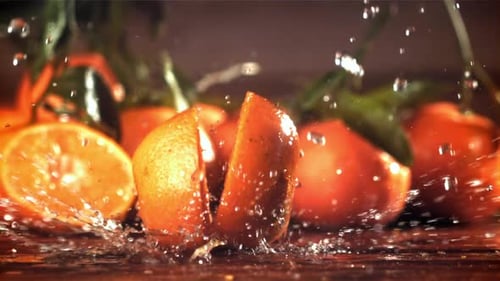 Una mandarina se parte en dos mitades cuando cae filmada con una cámara de alta velocidad a 1000 fps