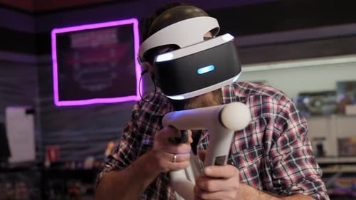 Eine Nahaufnahme eines Mannes, der ein VR-Spiel in einem Unterhaltungszentrum spielt