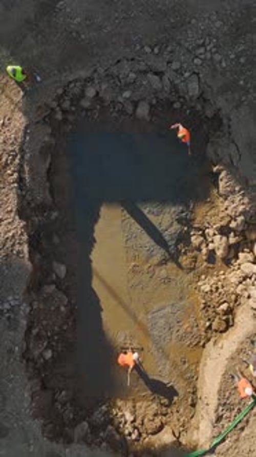 Vertikales Video: Vorbereitung des Fundaments mit schweren Maschinen und erfahrenen Teams