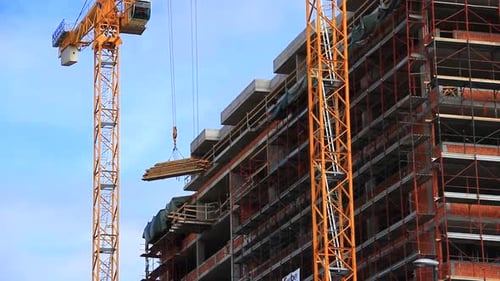 Gran grúa trabajando en un sitio de construcción