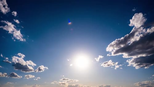 Timelapse de cumulus se déplaçant dans le ciel bleu contre le soleil