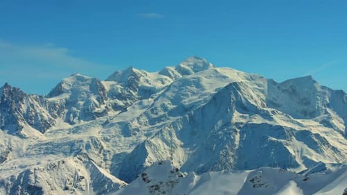 Le sommet du Mont-Blanc et les montagnes adjacentes sont les plus hauts du massif alpin.