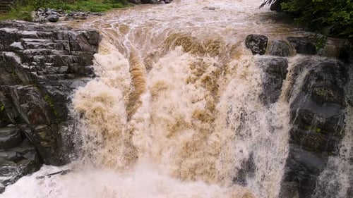 Aufnahmen von Wasserfall und See während der Flut