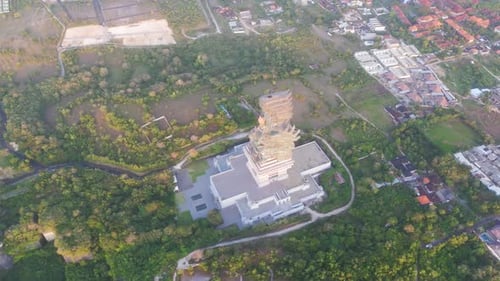 Monument Garuda Wisnu Kencana avec parc et banlieues à Golden Hour Bali