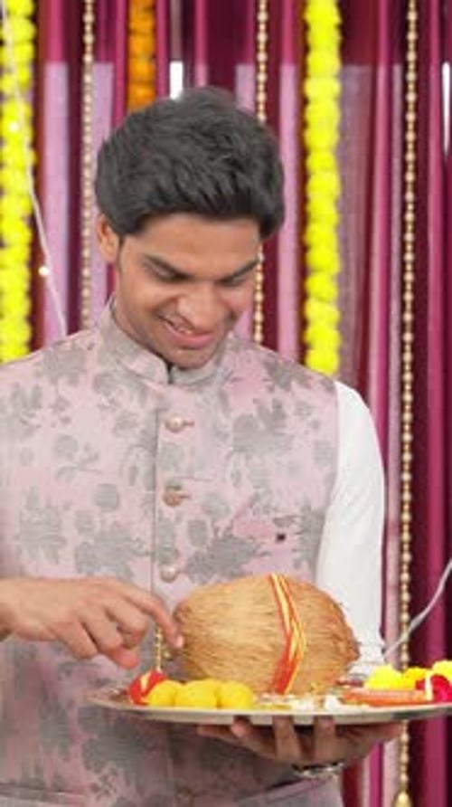 Vidéo verticale d'un Indien organisant Puja Thali pour le Puja du Festival de Diwali