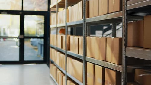 Salle de stockage vide avec des colis sur les étagères du dépôt