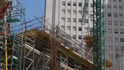 Imágenes cautivadoras que revelan un plan de construcción fijo en acción, con el elegante movimiento de