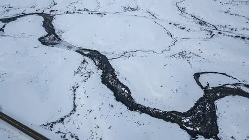 Atemberaubende Flugreise über gewundene Winterflüsse und verschneite Landschaften