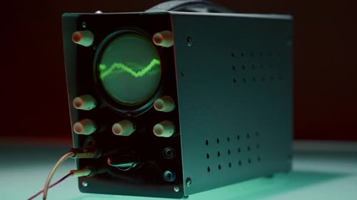 Osciloscópio exibindo forma de onda de flutuação rápida com amplitude caótica