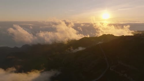 Drohnenflug über die Berge bei Sonnenuntergang auf Madeira, Portugal