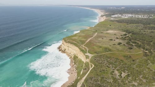 Vue aérienne du paysage de la plage à flanc de falaise, Portugal.