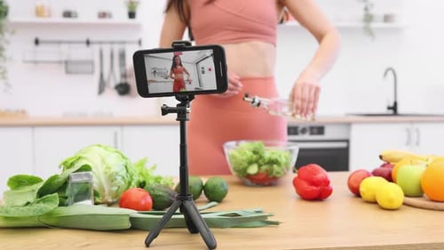 Tutorial en línea de grabación de teléfono celular: mujer haciendo ensalada