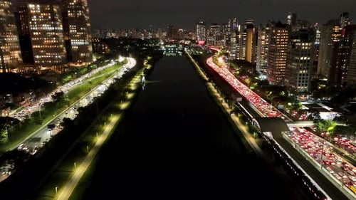 Time Lapse City no horizonte noturno de São Paulo, Brasil.