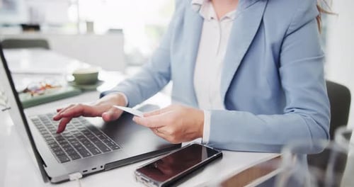 Laptop, mãos e mulher de negócios com cartão de crédito no escritório para banco, empréstimo ou pagamento