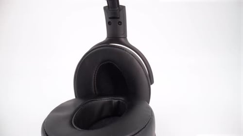 Auriculares inalámbricos macro sobre fondo blanco aislados 4K