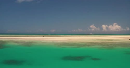 Bela vista de uma praia durante um dia ensolarado. Conceito: viagens, férias, paisagens