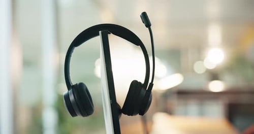 Leer, Büro und Headset im Call Center für Kundenservice, Online-Verkauf und CRM