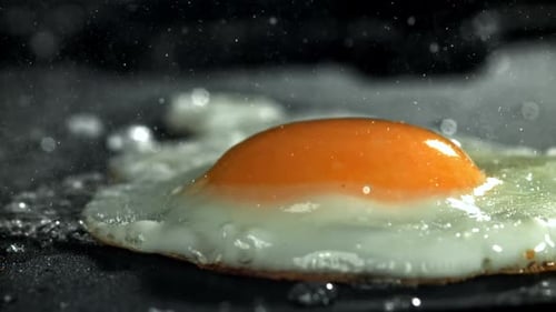 Das Ei wird in einer Pfanne gebraten, mit einer Hochgeschwindigkeitskamera mit 1000 Bildern pro Sekunde gefilmt