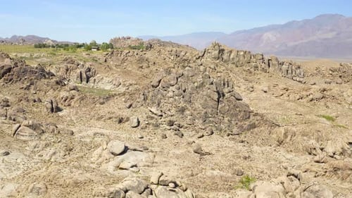 Vue aérienne 4K de rochers près d'Alabama Hills avec le mont Whitney en arrière-plan, en Californie, États-Unis.
