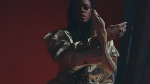 Une fille modèle posant avec un serpent tourbillonnant autour d'elle en studio.