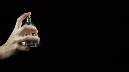 Handspray-Parfüm für Mädchen auf schwarzem Hintergrund