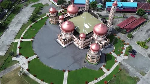 MT - Belle mosquée dans un paysage rural paisible