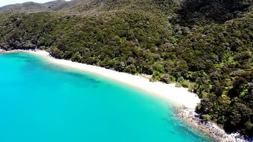 Ein leerer weißer Sandstrand an einem warmen Sommertag im Abel Tasman National Park