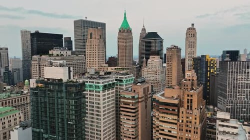 Vista de una ciudad con edificios altos