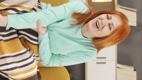 Vídeo vertical de mulher doente com dor nos cotovelos.