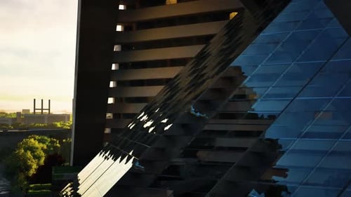 Las estructuras arquitectónicas modernas reflejan la luz del sol en un entorno urbano al amanecer