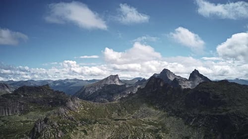 A Majestic Panorama of Majestic Mountains From a Breathtaking Vantage Point