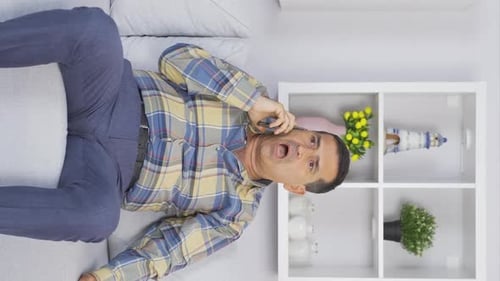 Vertikales Video von Old Man, der schlechte Nachrichten am Telefon bekommt. Unglücklich.